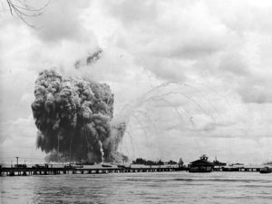USS_Mount_Hood_(AE-11)_explodes_at_Seeadler_Harbor_on_10_November_1944.jpg