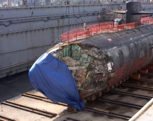 1280px-US_Navy_050127-N-4658L-030_Submarine_USS_San_Francisco_in_dry_dock_to_assess_damage_Gua...jpg