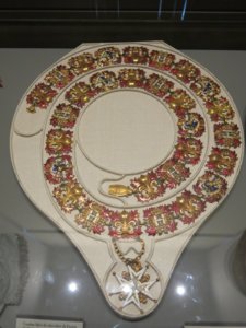 2112px-Collier_de_chevalier_de_l'ordre_du_Saint-Esprit_et_son_écrin_(Louvre,_OA_11859).jpg