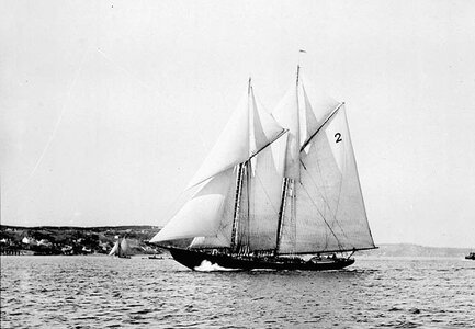 Bluenose_sailing_1921.jpg
