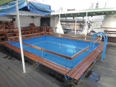 800-Swimmingpool.jpg