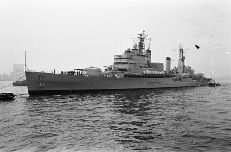 1280px-Engels_vlootbezoek_aan_Rotterdam_De_Engelse_kruiser_Tiger_loopt_binnen,_Bestanddeelnr_9...jpg