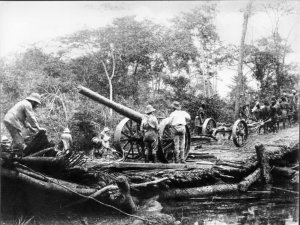 Bundesarchiv_Bild_105-DOA3100,_Deutsch-Ostafrika,_Artillerie.jpg