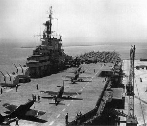 USS_Boxer_(CV-21)_loading_F-51_Mustangs_at_NAS_Alameda_in_July_1950_(80-G-418776).jpg