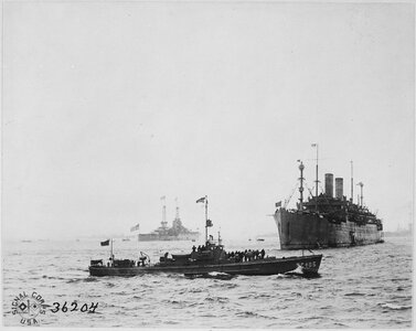 PC405,_SC405._Submarine_chaser._Starboard_side,_at_Brest,_France,_12-13-1918_-_NARA_-_530780.tif.jpg