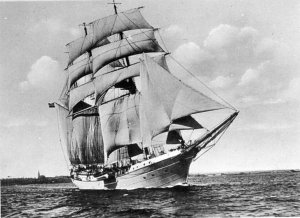 Bundesarchiv_DVM_10_Bild-23-63-20,_Segelschulschiff__Niobe_.jpg