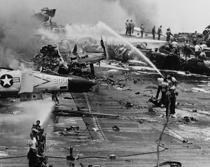 1024px-USS_Forrestal_explosion_29_July_1967.jpg