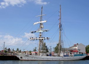 1280px-Segelschulschiff_Greif_Hanse_Sail_2008_(dark1).jpg