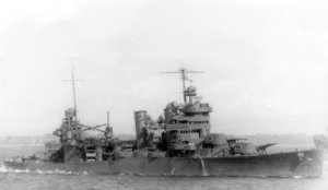 USS_Astoria_(CA-34)_off_Guadalcanal_1942.jpg