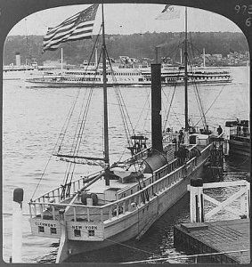 Steamers_Albany_and_Clermont_(replica).jpg