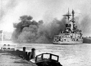 Schleswig_Holstein_firing_Gdynia_13.09.1939.jpg