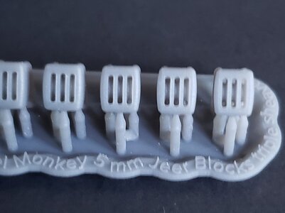 Model Monkey Jeer Blocks 5 mm triple sheave b.jpg