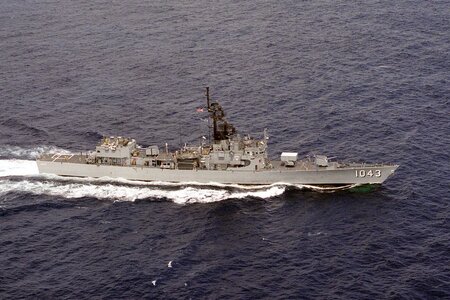 USS_Edward_McDonnell_(FF-1043)_underway_at_sea_on_20_November_1986_(6416400).jpg