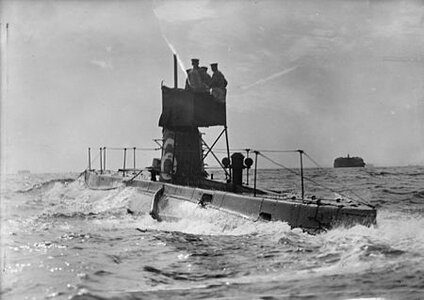450px-HMS_B6_in_the_solent.jpg