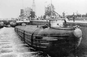 Thomas_Wilson_whaleback_BGSU_1_withBarges.jpg