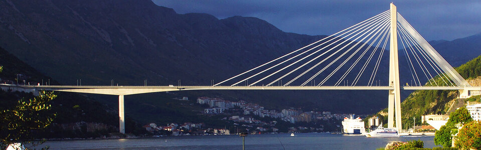 Most_dr._Franja_Tudmana_2001_Franjo-Tudman-Brücke._Persp._von_Adria-Bucht_-_Dubrovnik_Kroatien...jpg