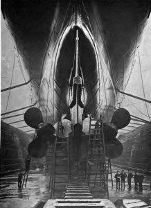 800px-Mauretania_propellors_drydock_rear.jpg