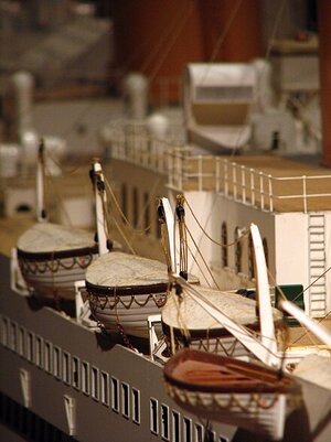 Titanic_model_lifeboats.jpg