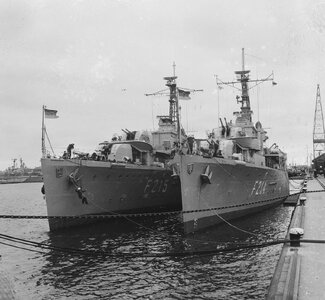 Aankomst_Duitse_fregatten_Graf_Spee_en_Hipper_in_Den_Helder,_Bestanddeelnr_910-6806.jpg