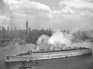 1280px-RMS_Queen_Mary_20Jun1945_NewYork.jpeg