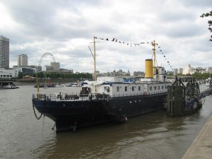 1024px-20040918-027-thames-ship.jpg