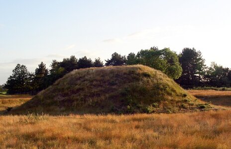 Sutton_Hoo_Burial_Mound_cleaned.jpg