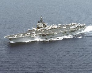 1024px-USS_Saratoga_(CV-60)_underway_in_the_Adriatic_Sea_on_29_July_1992_(6480624).jpg