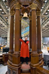 Lloyd's_building_Lutine_Bell.jpg