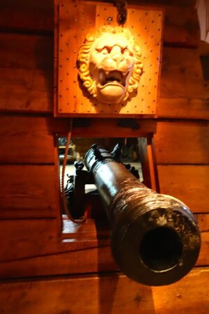 Vasa-museum-warship-gun-port.jpg