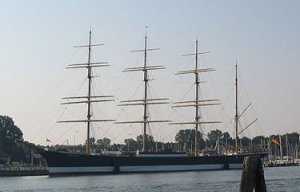 375px-Flying_P-Liner_Passat_ship_in_Travemünde.jpg