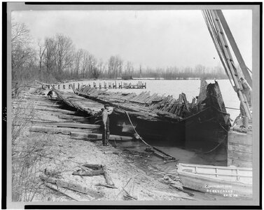 Remains_at_water's_edge_of_U.S._Brig_Niagara,_flagship_of_Commodore_Perry_during_the_1813_Batt...jpg