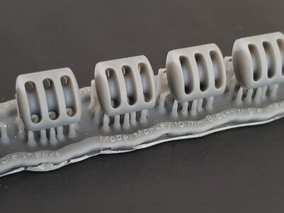 Model Monkey Ships Blocks 10 mm triple sheave b.jpg