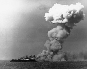 USS_Princeton_(CVL-23)_burning_on_24_October_1944_(80-G-287970).jpg