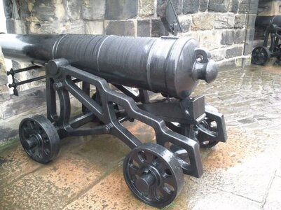 cannon 18_prd_bloemfield_cannons_at_edinburgh_castle_1.jpg