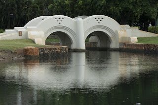 Ala_Moana_Beach_Park Bridge.jpg