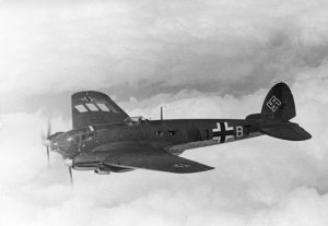 Bundesarchiv_Bild_101I-343-0694-21,_Belgien-Frankreich,_Flugzeug_Heinkel_He_111.jpg