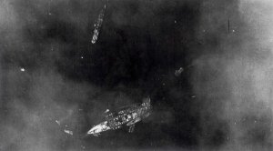 Italian_ship_BB_LIttorio_on_November_12,_1940,_after_Taranto_attack_(P00090.091).jpg