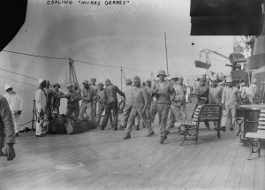 1280px-Sailors_taking_coal_aboard_Minas_Geraes.jpg