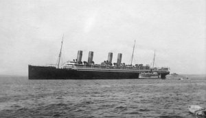 Kronprinzessin_Cecilie_at_Bar_Harbor,_Maine_with_black_funnel_tops.jpg