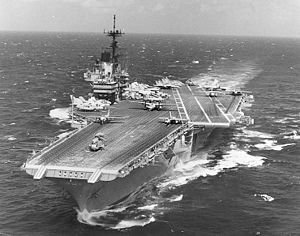 USS_Independence_(CV-62)_at_sea_during_the_later_1980s_or_early_1990s_(NH_97715).jpg