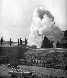 Japanese_11_inch_siege_gun_shells_Port_Stanley_1904.jpg