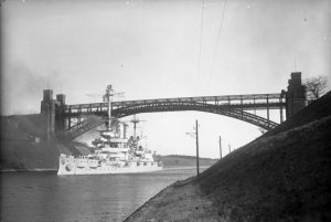 Bundesarchiv_Bild_102-13833,_Linienschiff__Schleswig-Holstein_.jpg