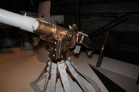 800px-47_mm_Hotchkiss_Lennusadam_4.jpg