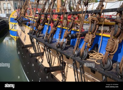 on-the-starboard-side-of-the-frigate-thehermione-replica-france-sur-E9TWNH (1).jpg