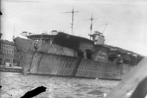 Bundesarchiv_Bild_134-B0676,_Flugzeugträger__Graf_Zeppelin_.jpg