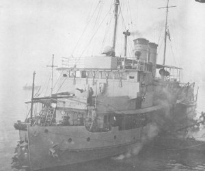 Japanese_gunboat_Tatara_1942.jpg