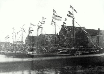VL17 - Margaretha Cornelia. Rederij H. van der burg. Gebouwd in 1914..jpg