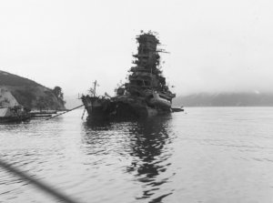 1280px-Sunken_Japanese_battleship_Haruna_off_Koyo,_Etajima_(Japan),_on_8_October_1945_(80-G-35...jpg