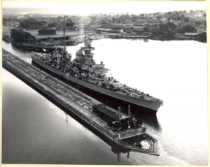 Captured_German_cruiser_PRINZ_EUGEN_transiting_the_Gatun_Locks._K-20,_Alt._400'._-_NARA_-_80-G...png