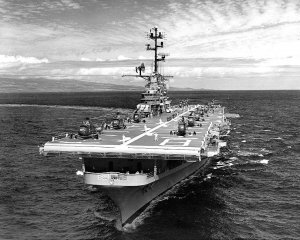 USS_Valley_Forge_(LPH-8)_underway_in_the_Pacific_Ocean,_circa_1962-63_(NH_96946).jpg